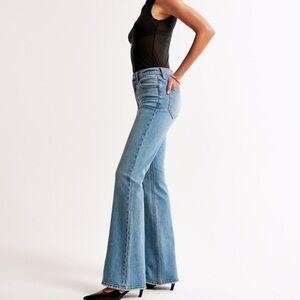 Abercrombie vintage flare highrise 27/4 L
Dark wash